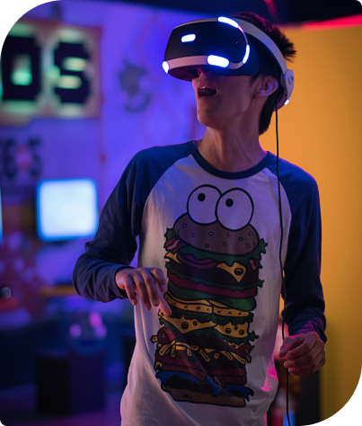 Pessoa usando óculos de realidade virtual, imagem do projeto TechInsight